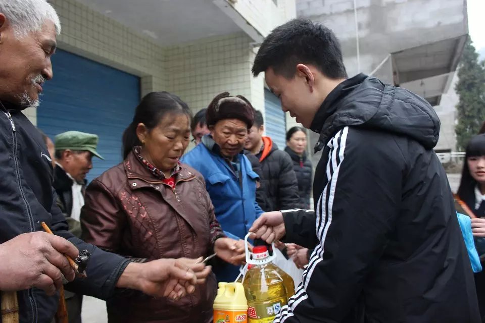 關愛老人溫暖冬天財經學院寒假社會實踐活動圓滿結束